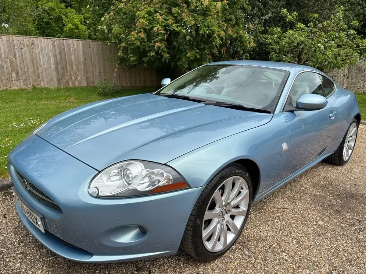 Usado Jaguar XK 300 CV (220 kW) 2008 Azul Coupe