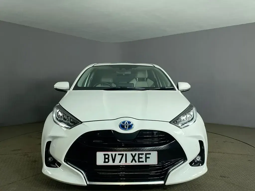 Used Toyota Yaris 116 HP (85 kW) 2021 White Hatchback