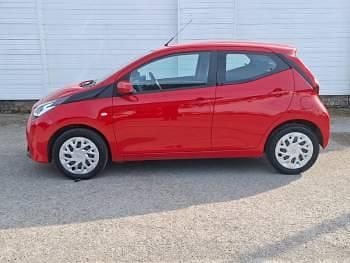 Used Toyota Aygo X-play 72 HP (52 kW) 2018 Red Hatchback