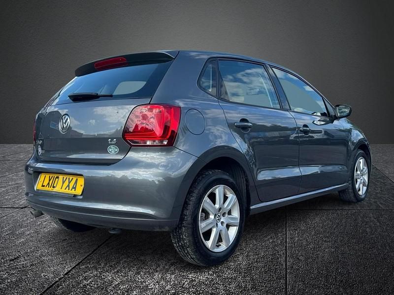Usado VW Polo SE 85 HP (62 kW) 2010 Cinzento Citadino