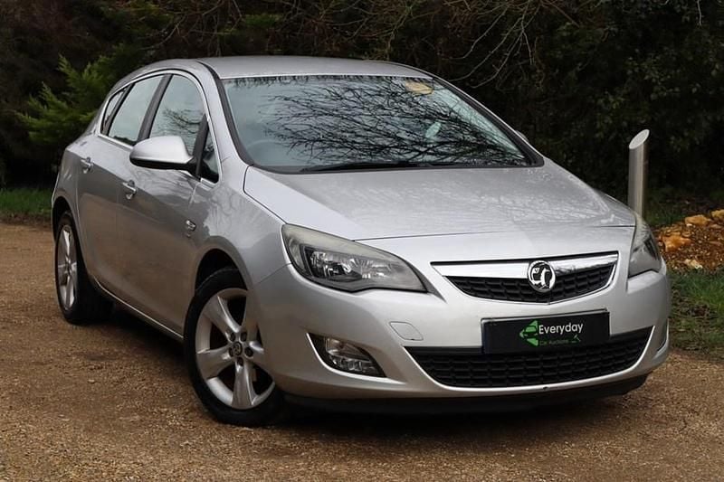 Used Vauxhall Astra SRi 115 HP (84 kW) 2012 Silver Hatchback