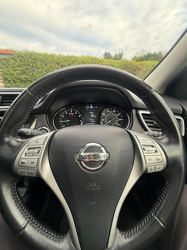 Used Nissan Qashqai N-Connecta 115 HP (84 kW) 2016 Red SUV