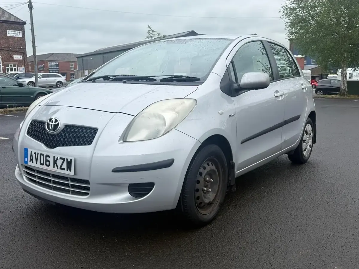 Usado Toyota Yaris T3 2006 Prateado Citadino