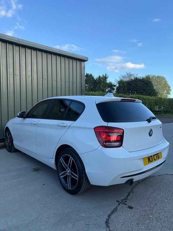 Begagnad BMW 116 Sport Line 2014 Vit Halvkombi