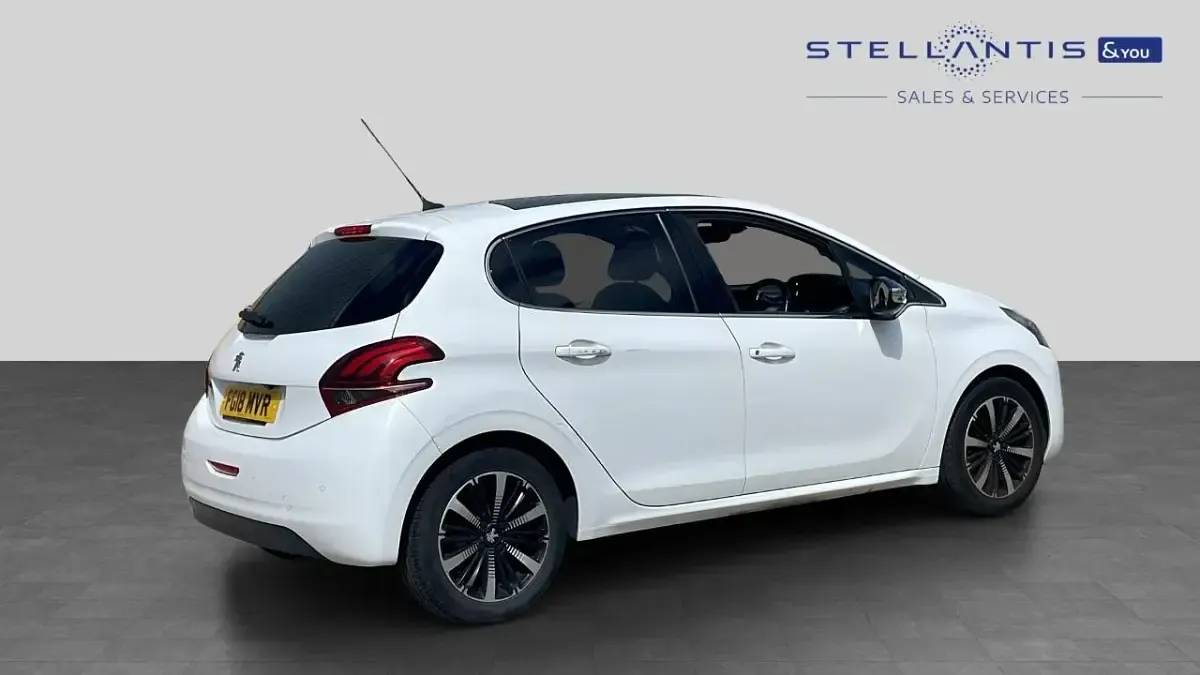 Gebraucht Peugeot 208 Allure Premium 81 PS (59 kW) 2018 Weiß Kleinwagen