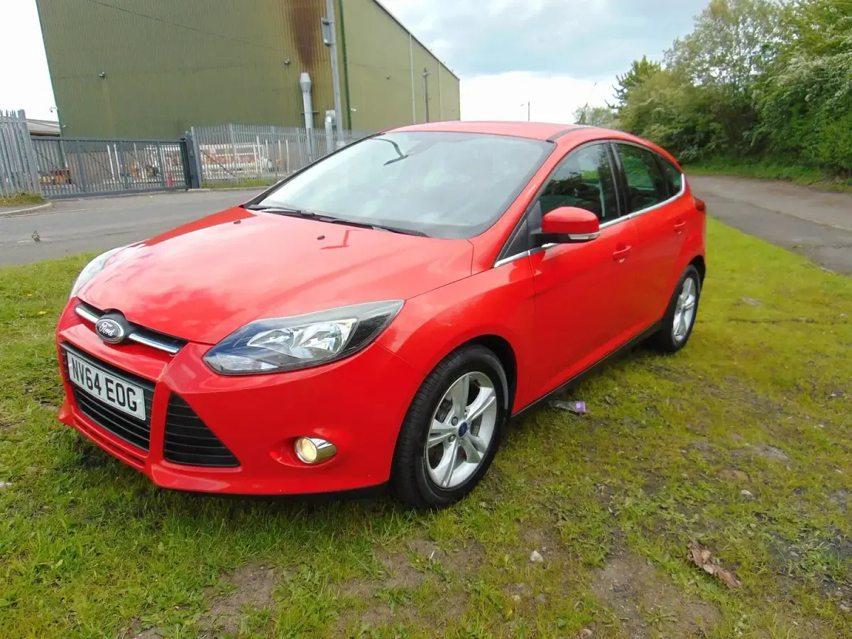 Used Ford Focus Zetec 115 HP (84 kW) 2014 Red Hatchback