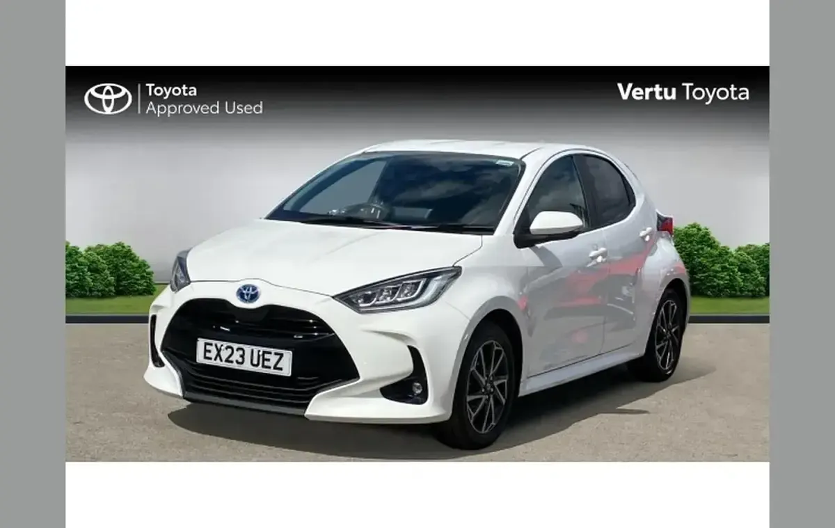 Used Toyota Yaris Design 116 HP (85 kW) 2023 White Hatchback