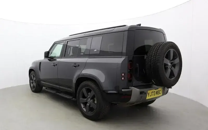 Usado Land Rover Defender HSE Dynamic 249 HP (183 kW) 2024 Cinzento SUV