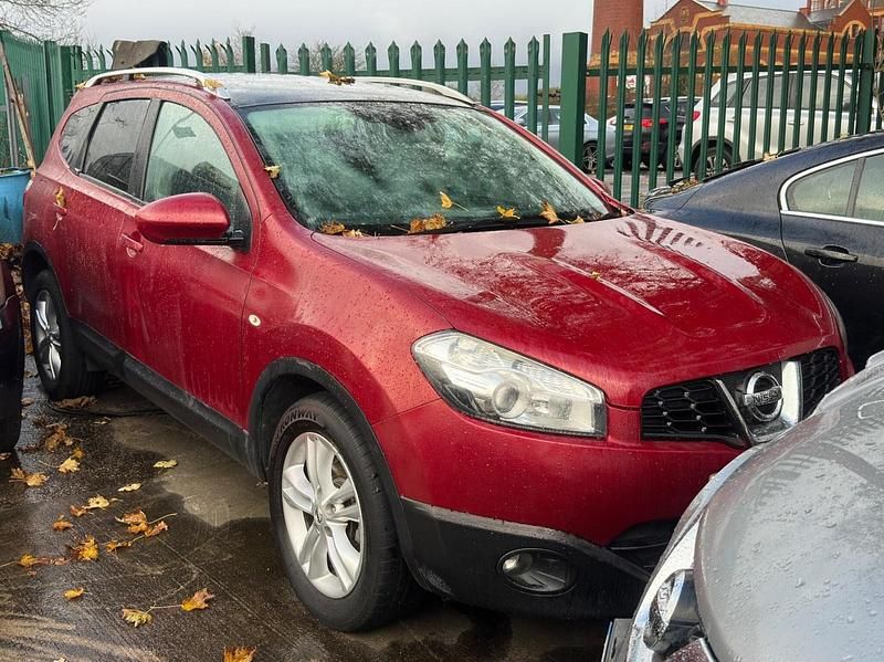 Red Used 2010 Nissan Qashqai +2 Acenta SUV | £1,500 (Good price) - Image 1/2