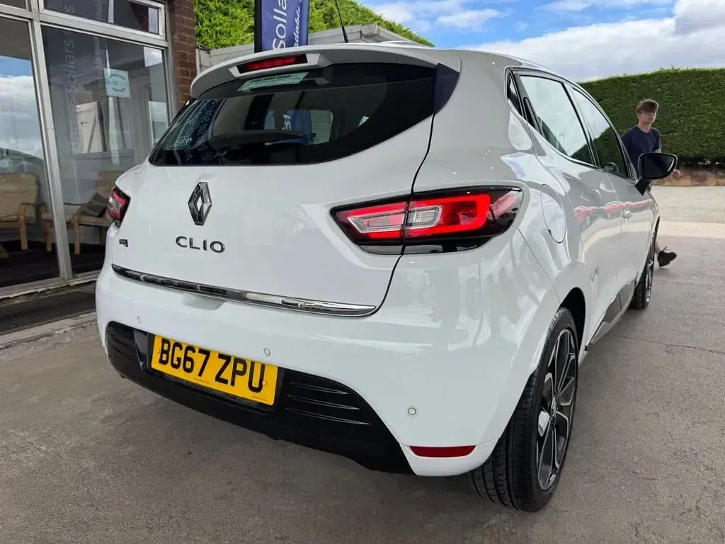 Used Renault Clio Dynamique 110 HP (80 kW) 2017 Glacier white Hatchback