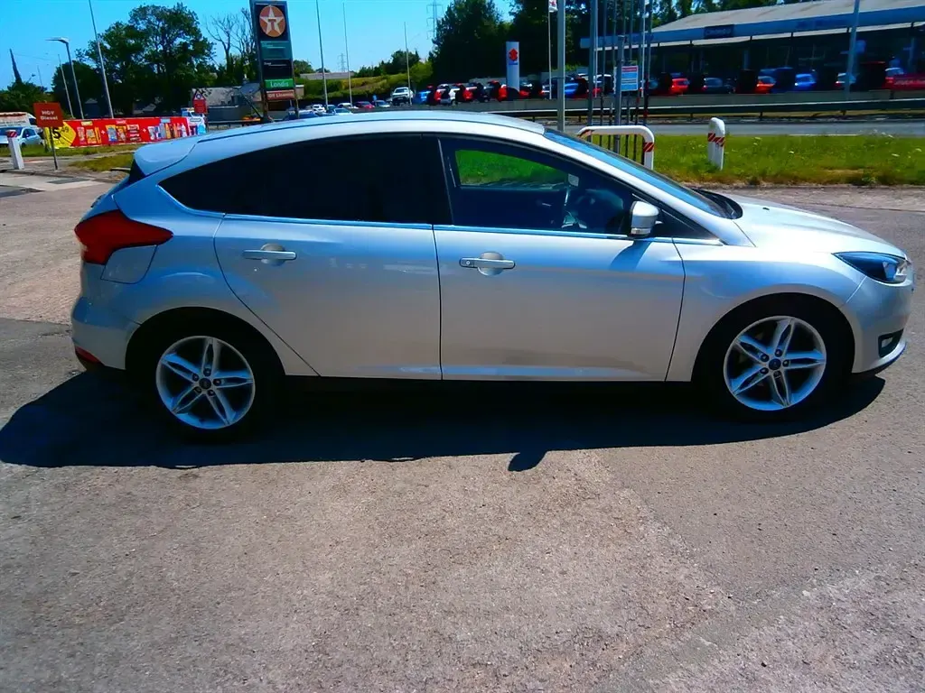 Used Ford Focus Zetec 120 HP (88 kW) 2016 Silver Hatchback