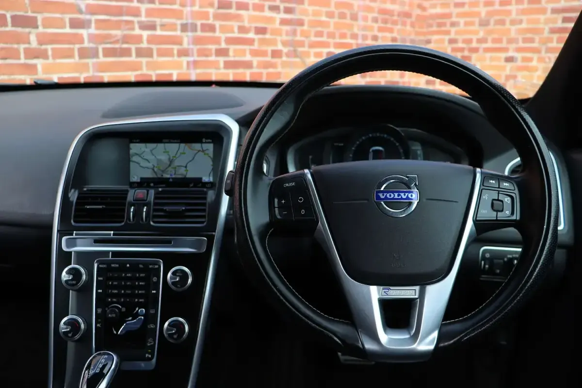Used Volvo XC60 R-Design 215 HP (158 kW) 2015 Black SUV