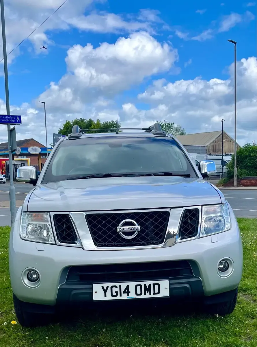 Begagnad Nissan Navara Tekna 2014 Silver Pickup