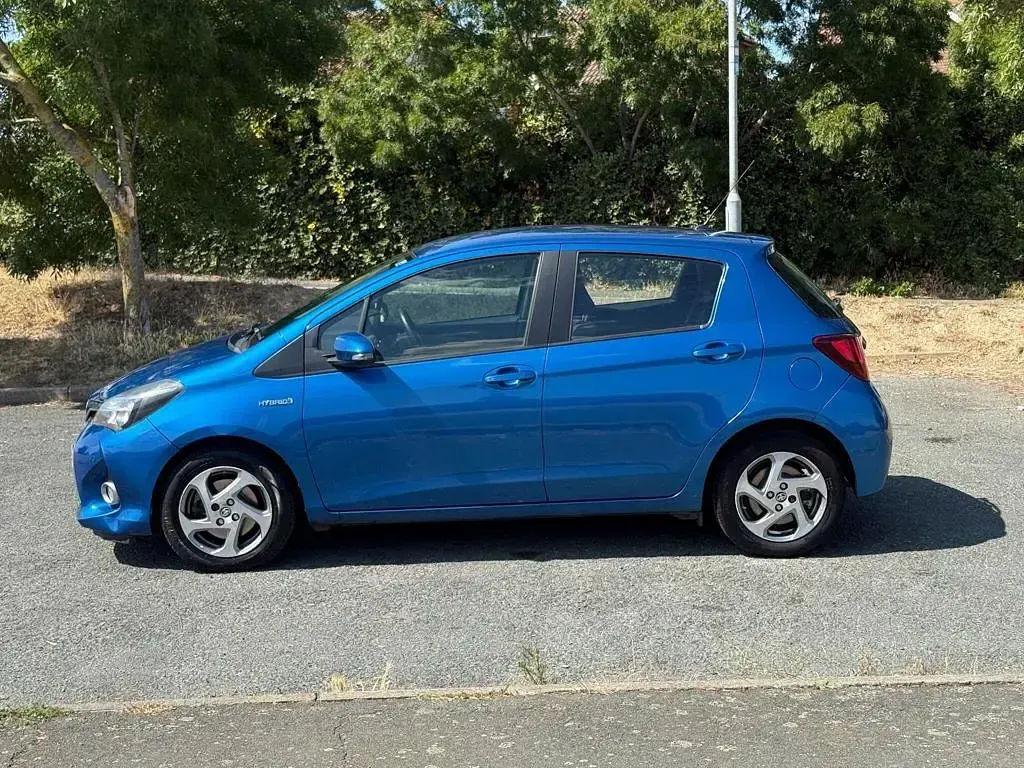 Used Toyota Yaris 101 HP (74 kW) 2015 Blue Hatchback