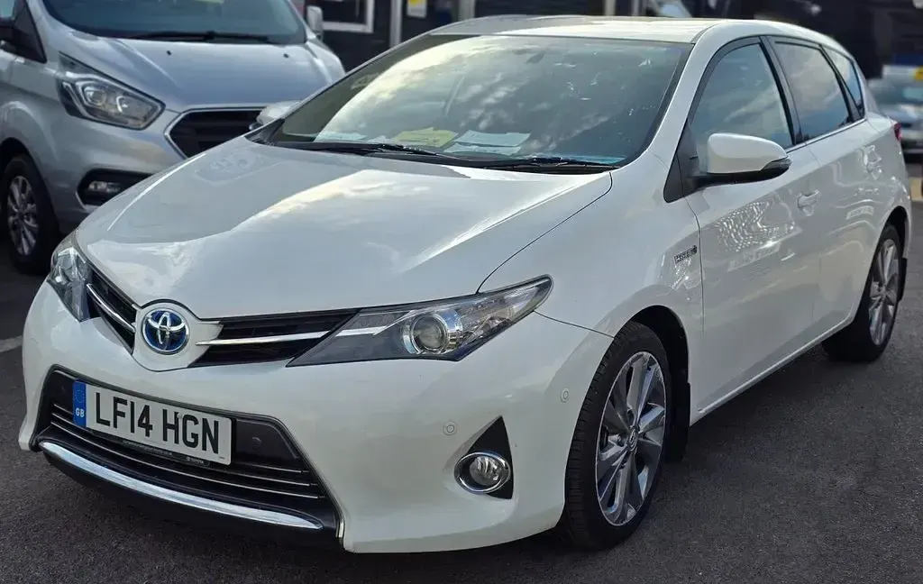 Usado Toyota Auris Hybrid 136 HP (100 kW) 2014 Branco Carrinha