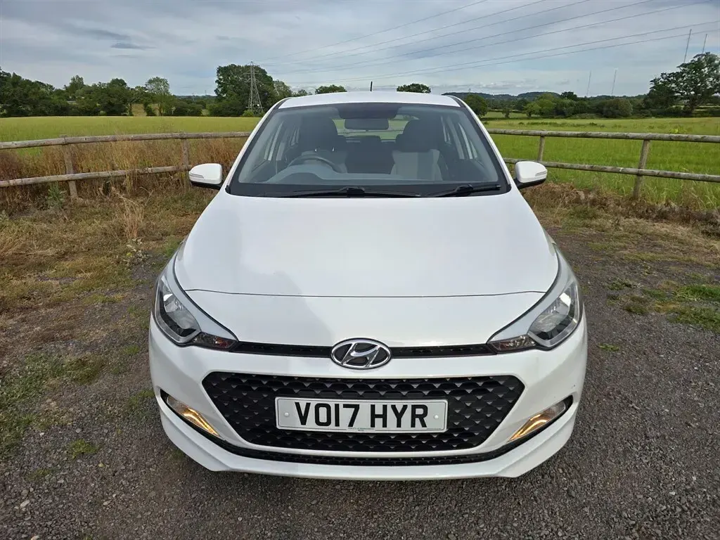 Used Hyundai i20 84 HP (61 kW) 2017 White Hatchback