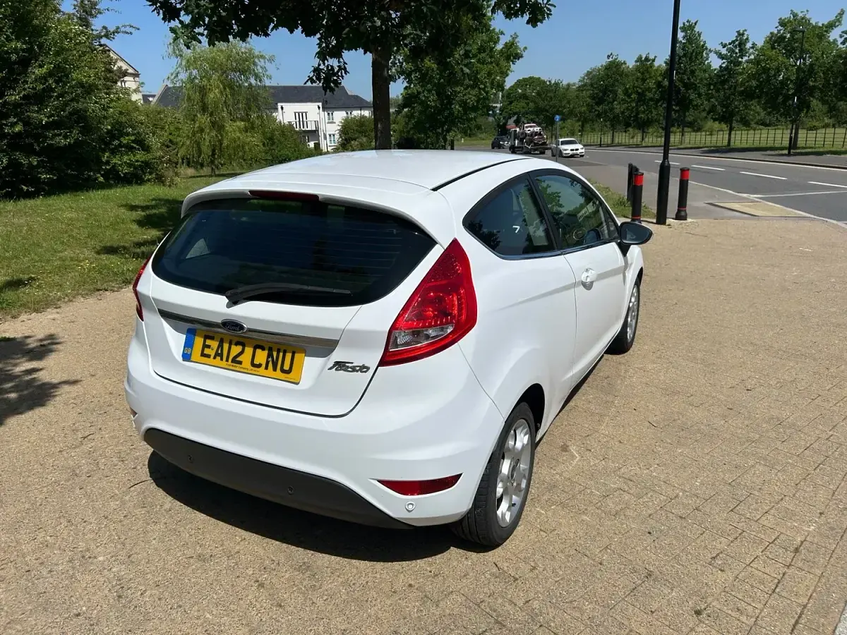 Used Ford Fiesta Zetec 94 HP (69 kW) 2012 White Hatchback