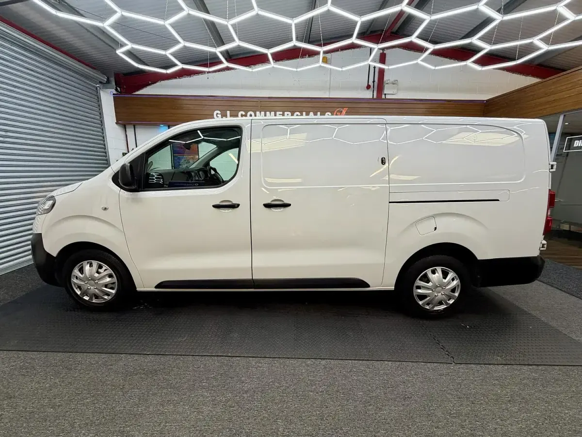 Used Vauxhall Vivaro S 100 HP (73 kW) 2022 White MPV