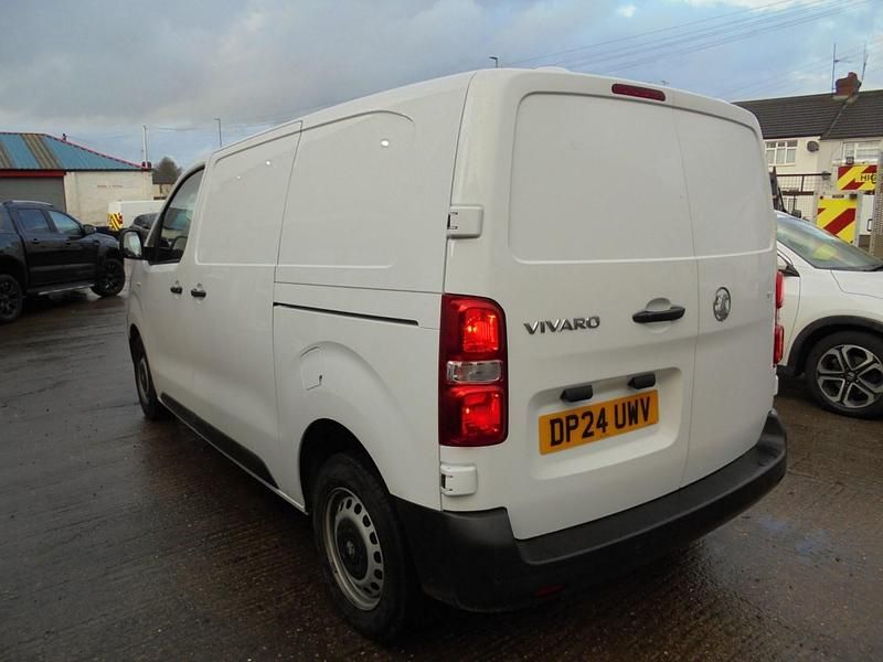 Used Vauxhall Vivaro 120 HP (88 kW) 2024 White MPV