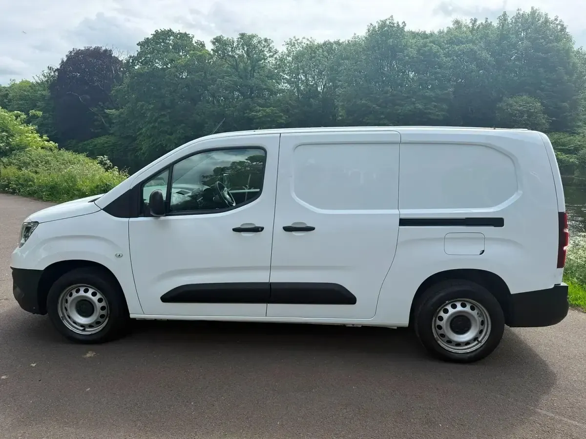 Used Vauxhall Combo 100 HP (73 kW) 2021 White MPV