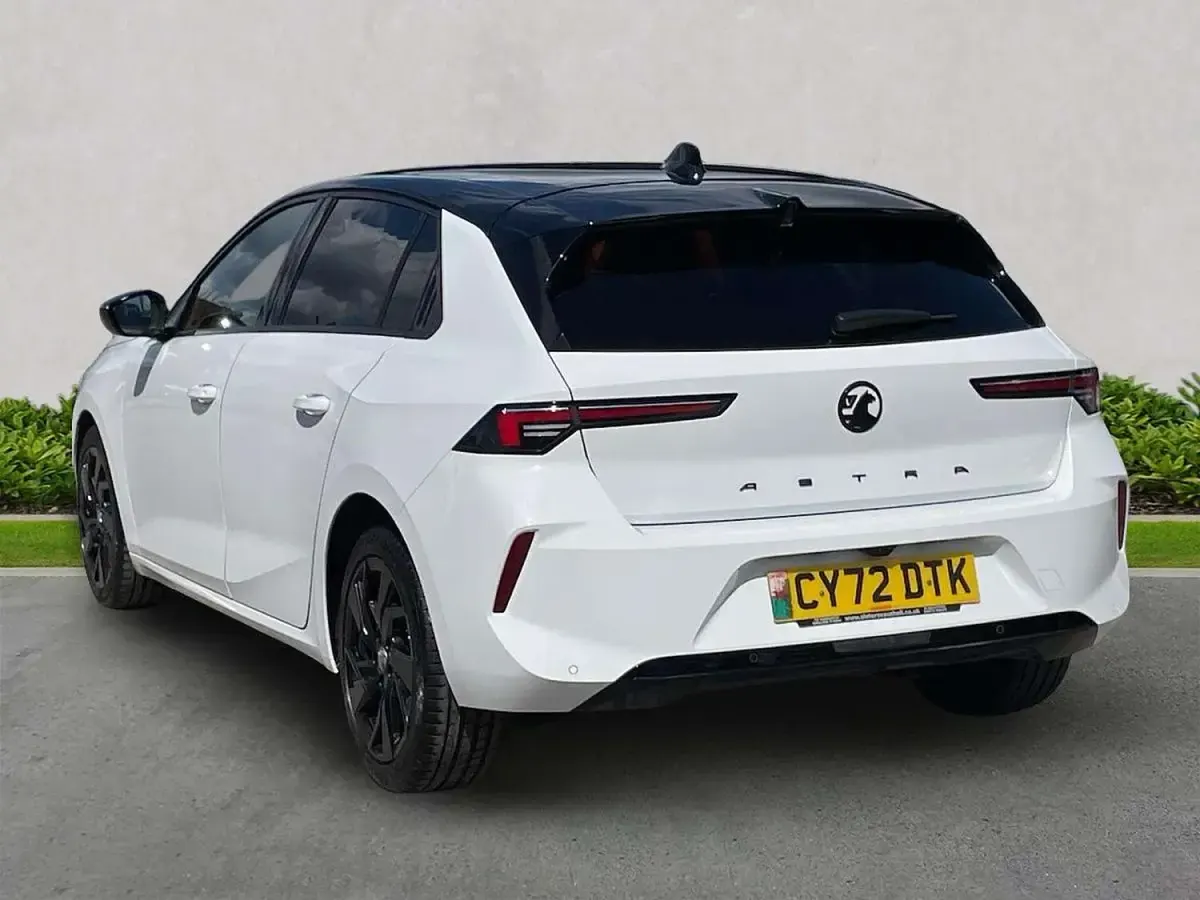 Used Vauxhall Astra GS Line 130 HP (95 kW) 2023 White Hatchback