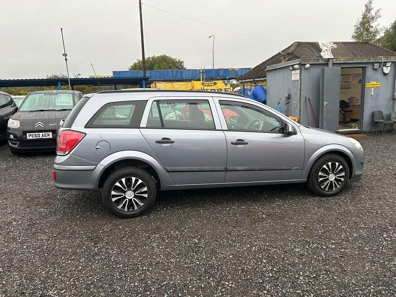 Used Vauxhall Astra Design Edition 138 HP (101 kW) 2009 Silver Estate