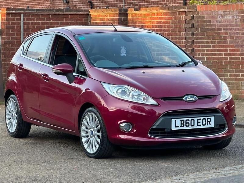 Usado Ford Fiesta Titanium 96 HP (70 kW) 2010 Vermelho Citadino
