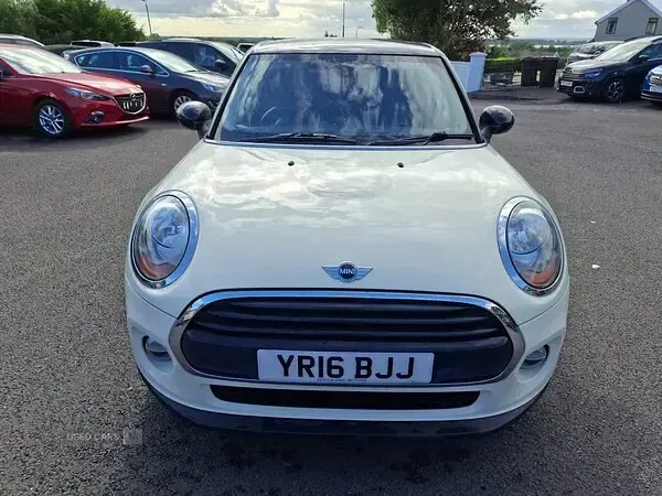Used Mini Cooper Hatch 134 HP (98 kW) 2016 White Hatchback
