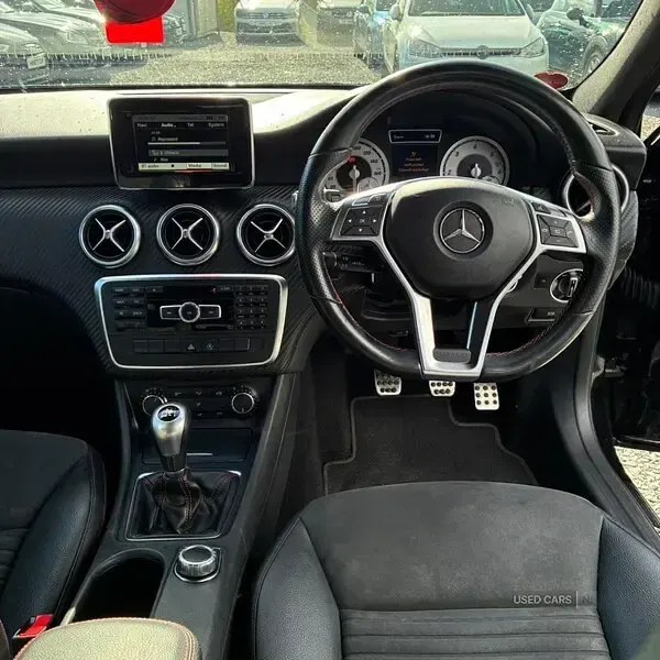 Käytetty Mercedes A200 AMG 134 HP (98 kW) 2015 Musta Viistoperä