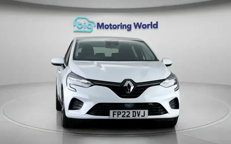 Used Renault Clio Iconic 90 HP (66 kW) 2022 White Hatchback