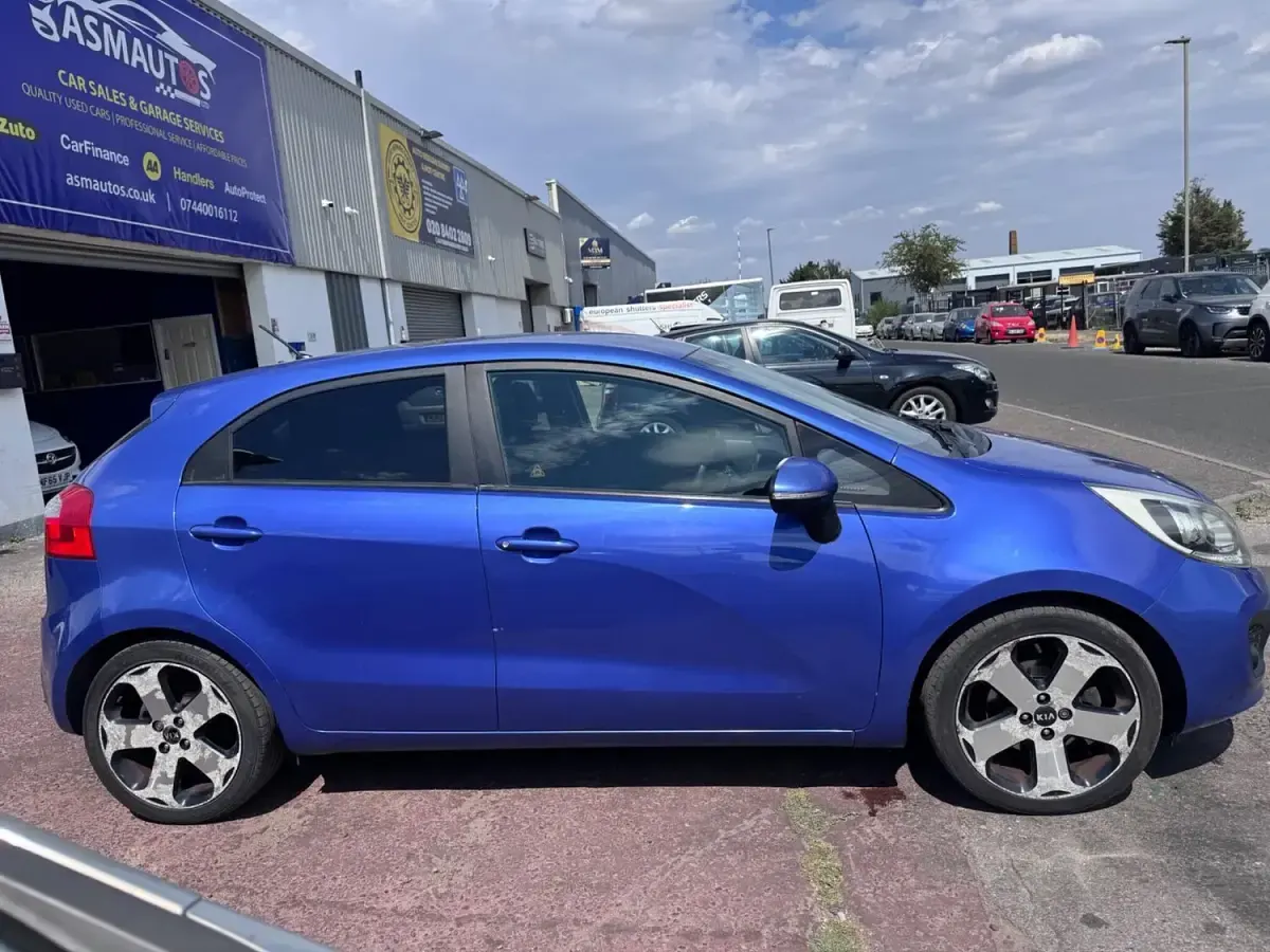 Used Kia Rio 109 HP (80 kW) 2013 Blue Hatchback