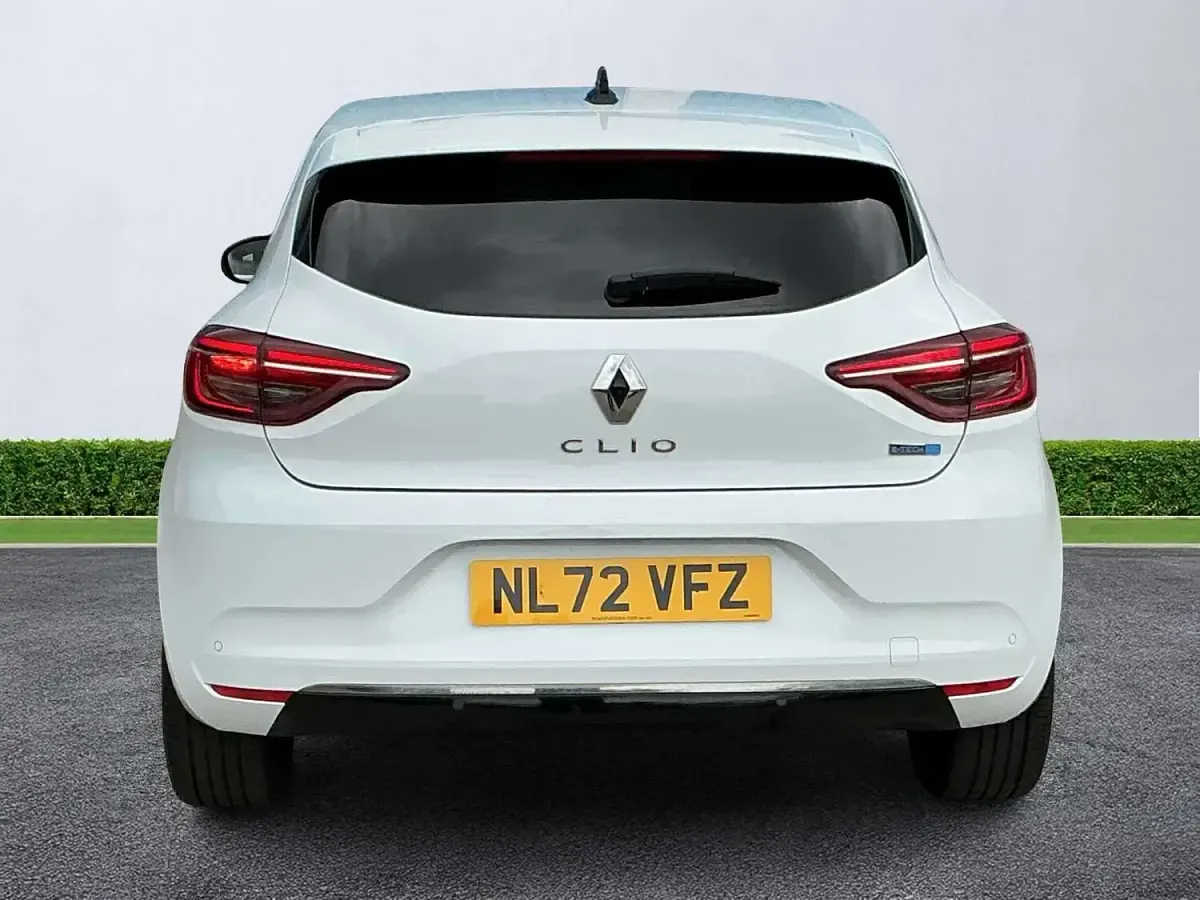 Used Renault Clio Techno 145 HP (106 kW) 2022 White Hatchback