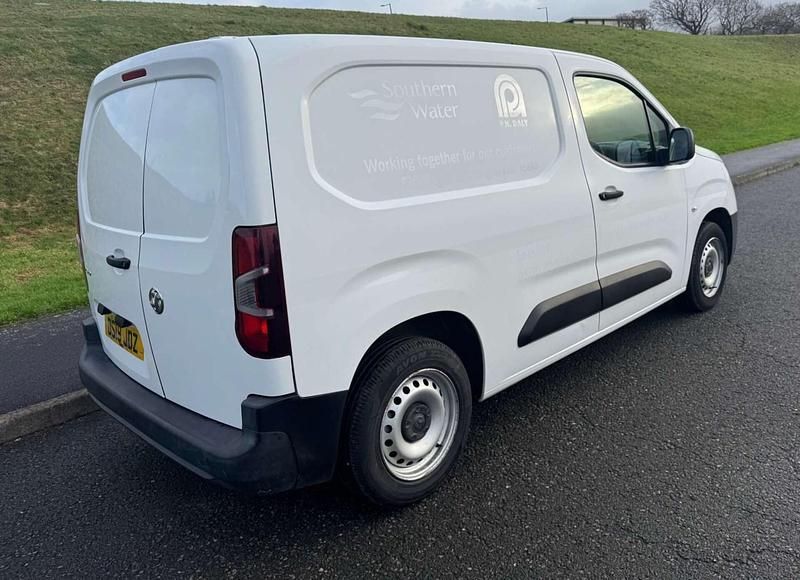 Used Vauxhall Combo Edition 100 HP (73 kW) 2019 White Van