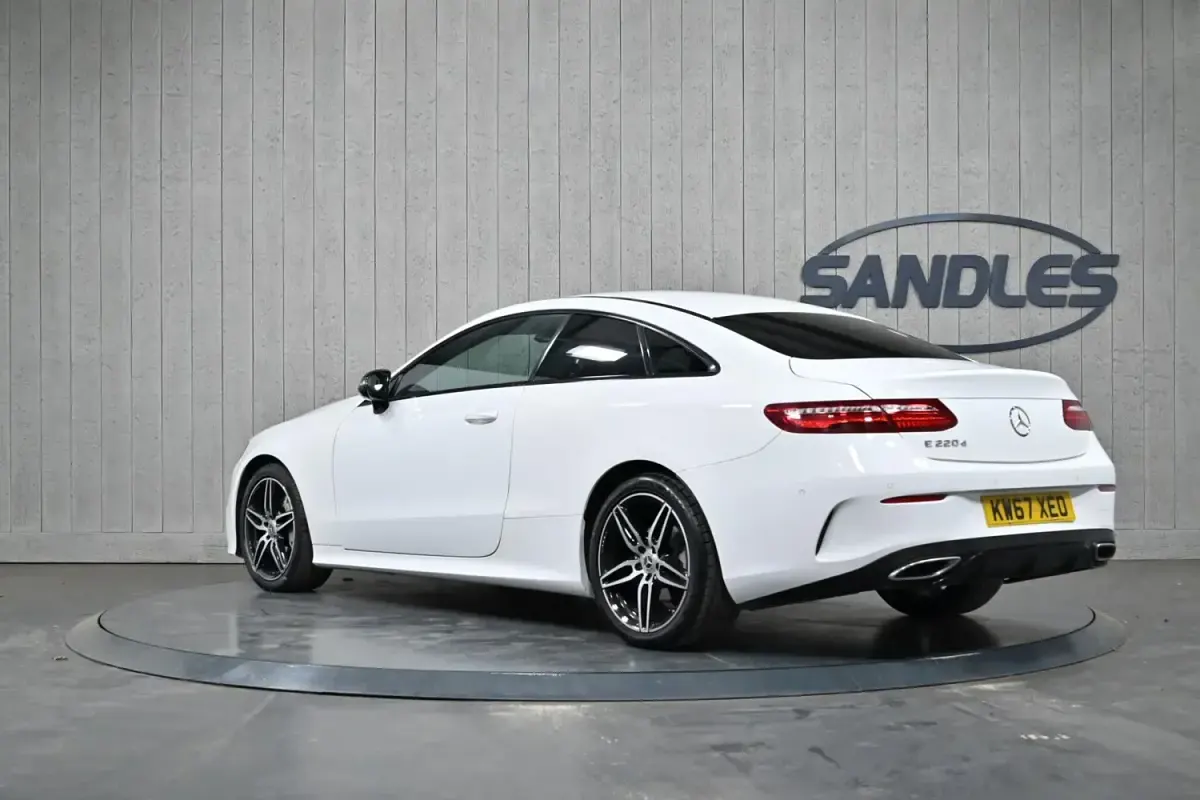 Usado Mercedes E220 AMG line 194 CV (142 kW) 2018 Blanco Coupe