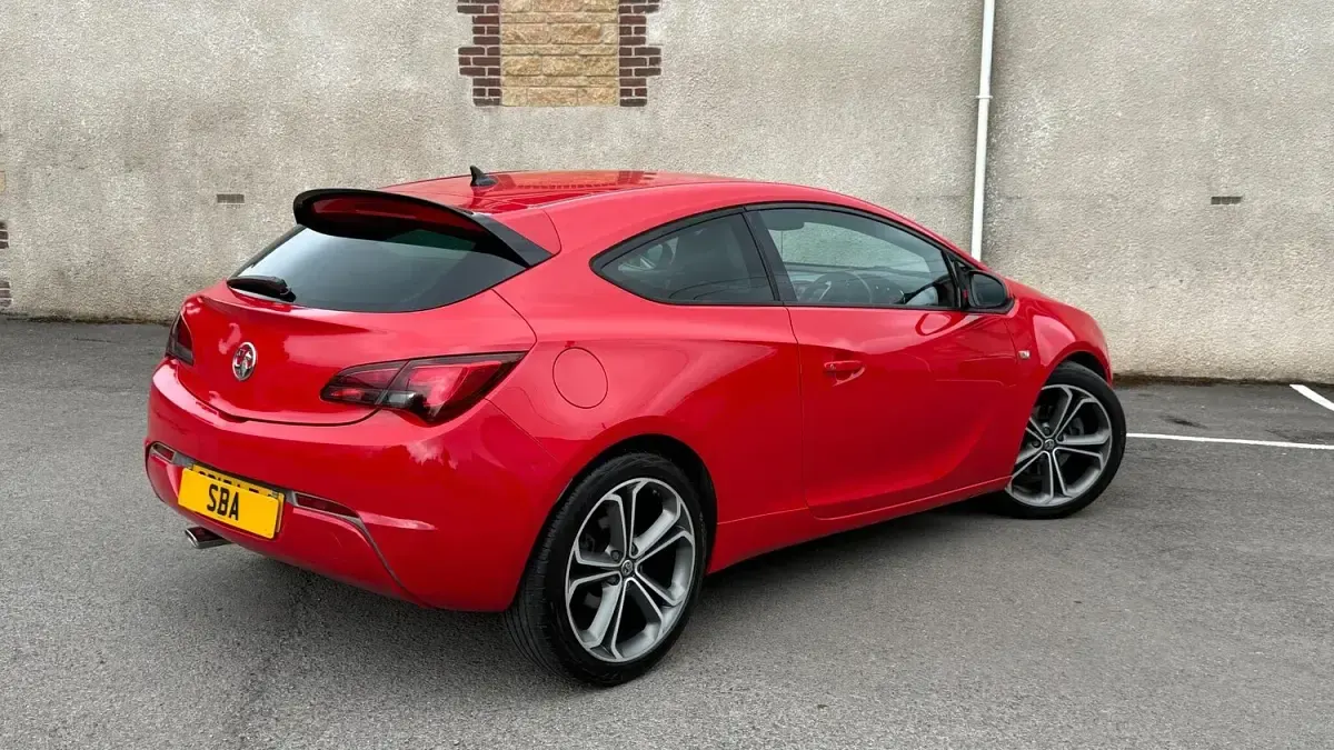 Used Vauxhall Astra GTC Edition 140 HP (102 kW) 2015 Red Hatchback