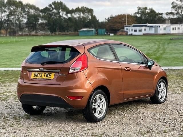 Used Ford Fiesta Zetec 80 HP (58 kW) 2013 Yellow Hatchback