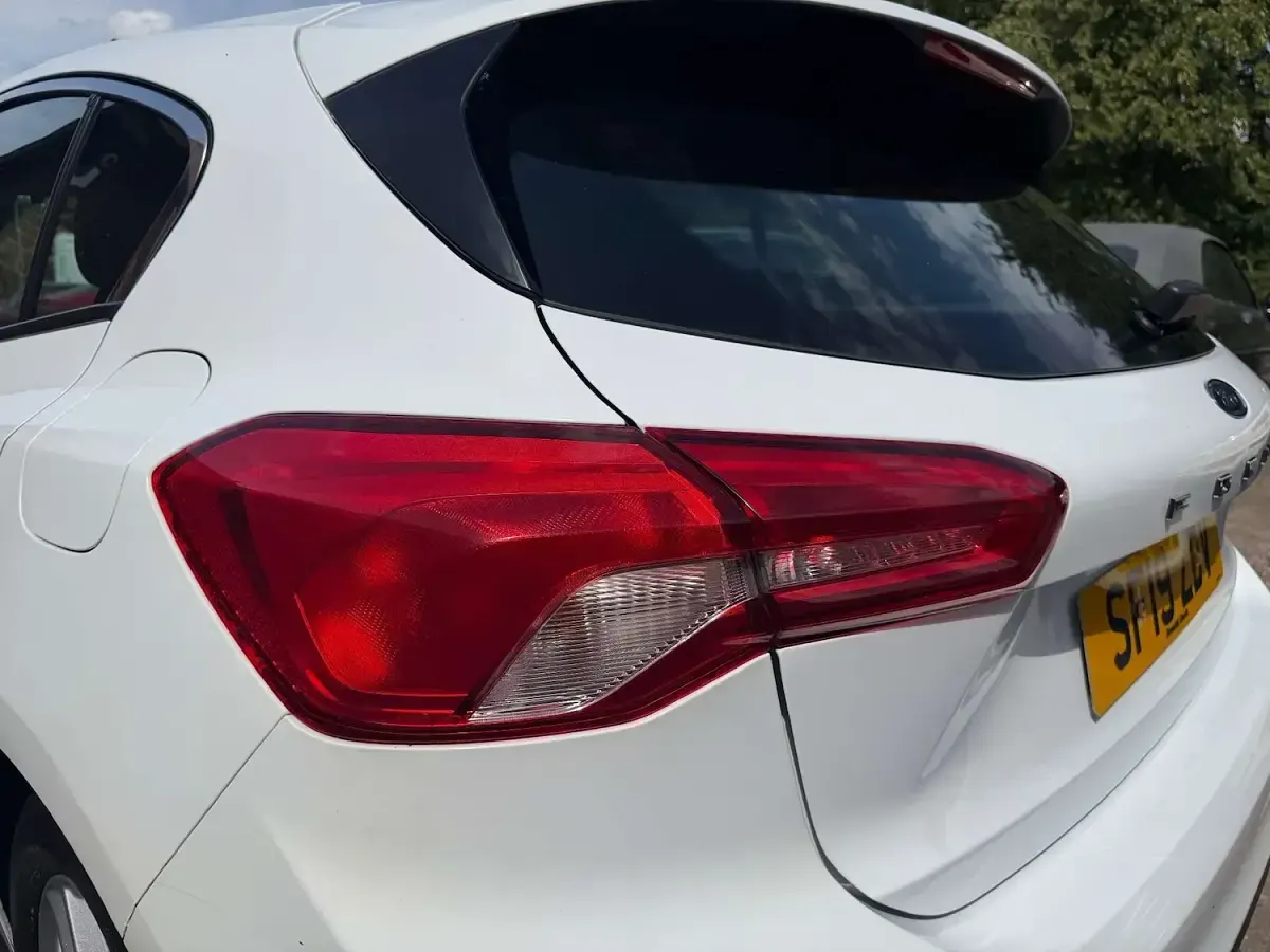 Used Ford Focus Zetec 125 HP (91 kW) 2019 White Hatchback