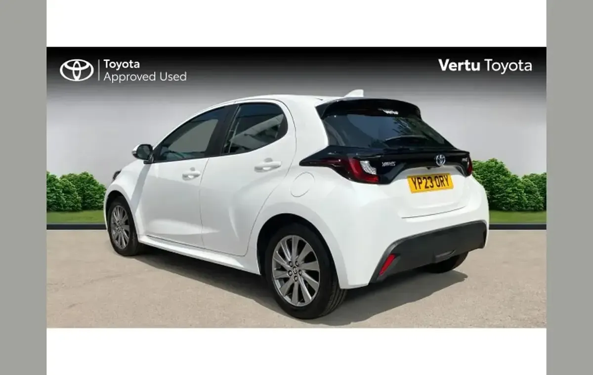 Used Toyota Yaris 113 HP (83 kW) 2023 White Hatchback