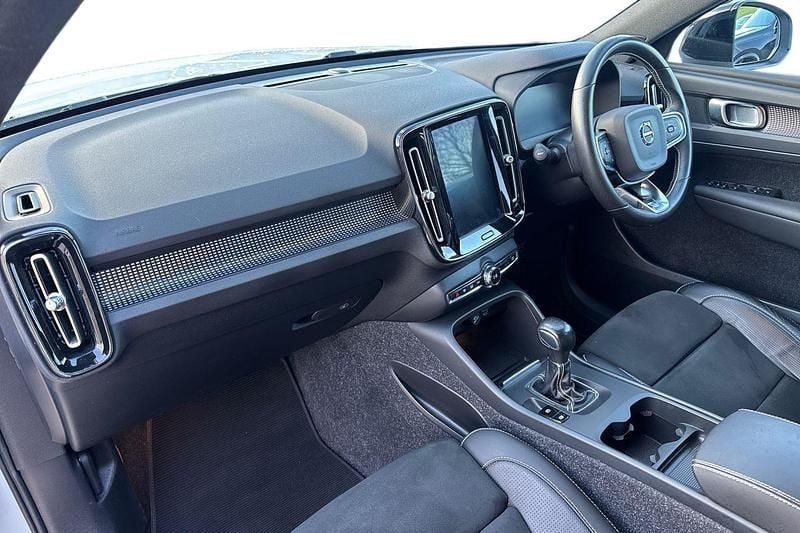 Used Volvo XC40 R-Design 163 HP (119 kW) 2020 White SUV