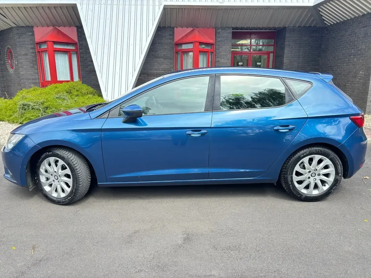 Used Seat Leon Ecomotive 108 HP (79 kW) 2015 Blue Hatchback