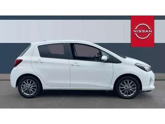 Used Toyota Yaris 99 HP (72 kW) 2017 White Hatchback