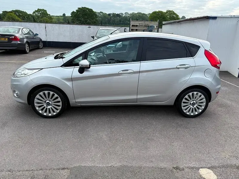Used Ford Fiesta Titanium 96 HP (70 kW) 2011 Silver Hatchback