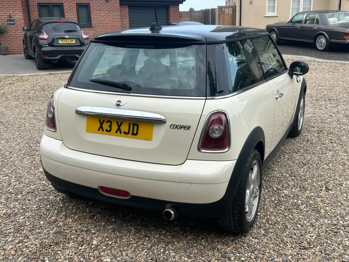 Used Mini Cooper Hatch 120 HP (88 kW) 2009 White Hatchback