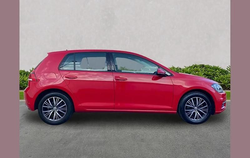 Used VW Golf VII SE 125 HP (91 kW) 2018 Red Hatchback