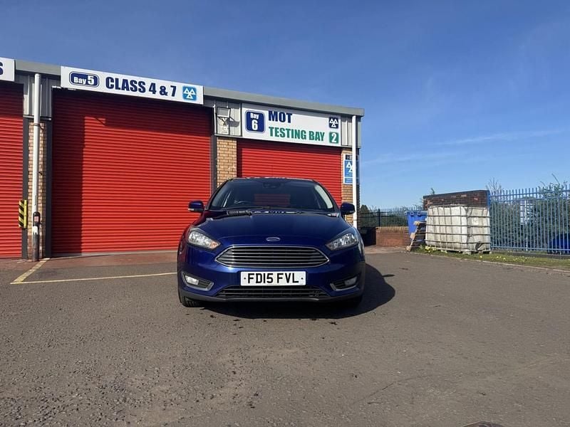 Begagnad Ford Focus Titanium 120 HK (88 kW) 2015 Blå Halvkombi