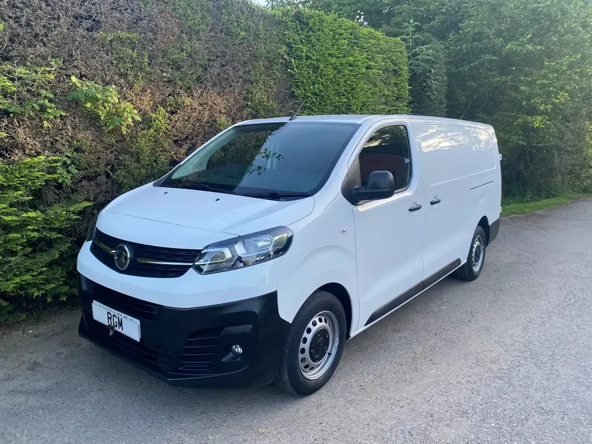 Used Vauxhall Vivaro 100 HP (73 kW) 2021 White MPV