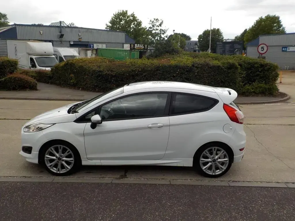 Used Ford Fiesta Zetec 125 HP (91 kW) 2013 White Hatchback
