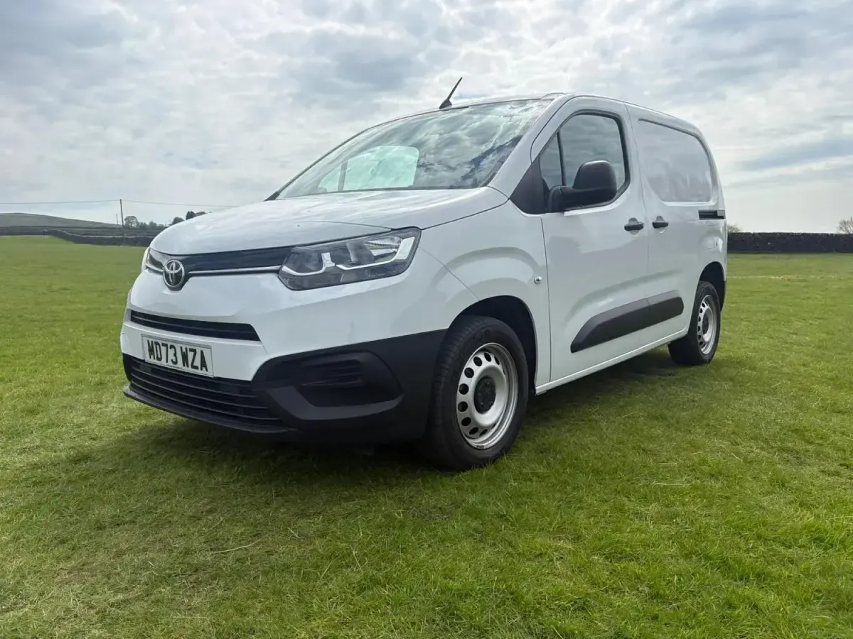 Usado Toyota Proace Active 120 HP (88 kW) 2023 Branco Monovolume
