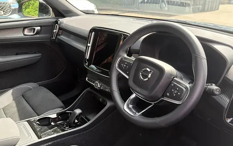 New Volvo EX40 Plus 185 kW (252 HP) 2025 SUV
