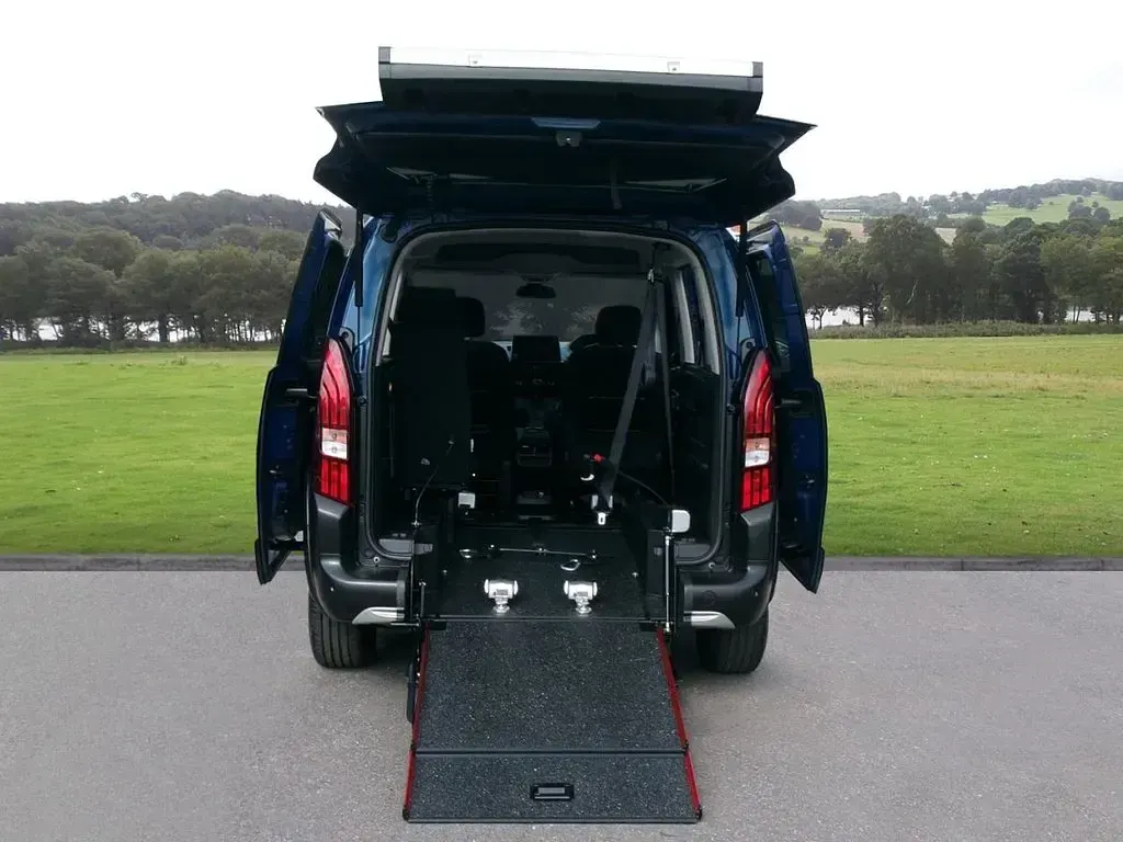 Used Peugeot Rifter Allure 100 HP (73 kW) 2021 Blue MPV